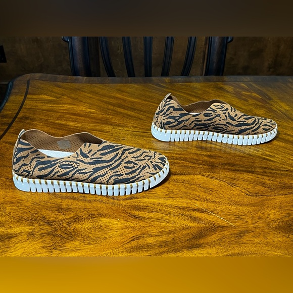 NWOT!!! Ilse Jacobsen Tan and Black Sneakers - Picture 2 of 7